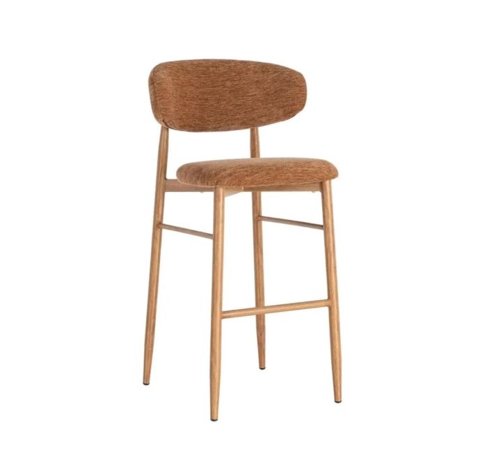 Taburete en metal efecto madera natural tapizado en tejido color melocotón.