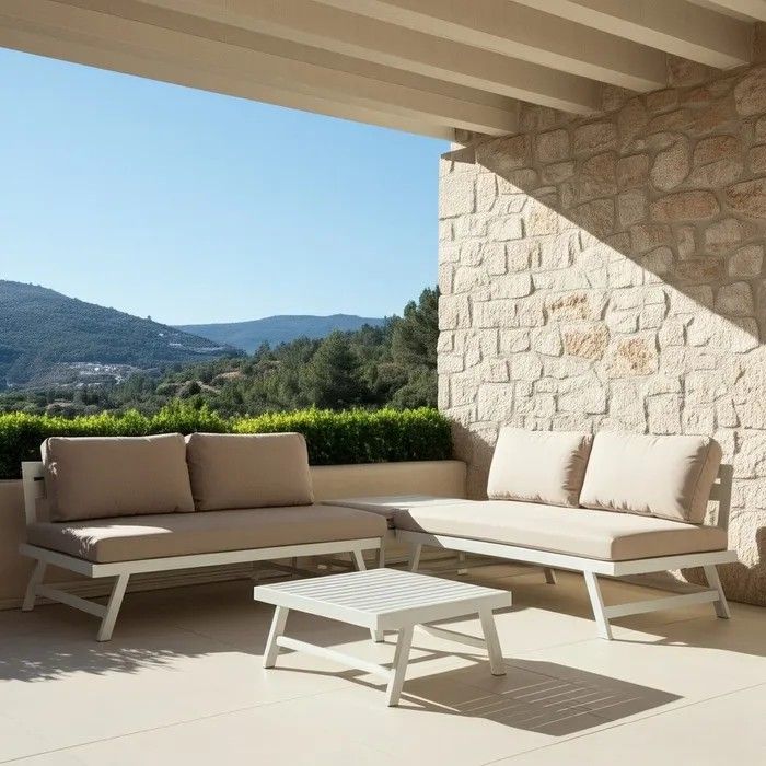 Set de Jardín en aluminio blanco y cojines de tela beige.