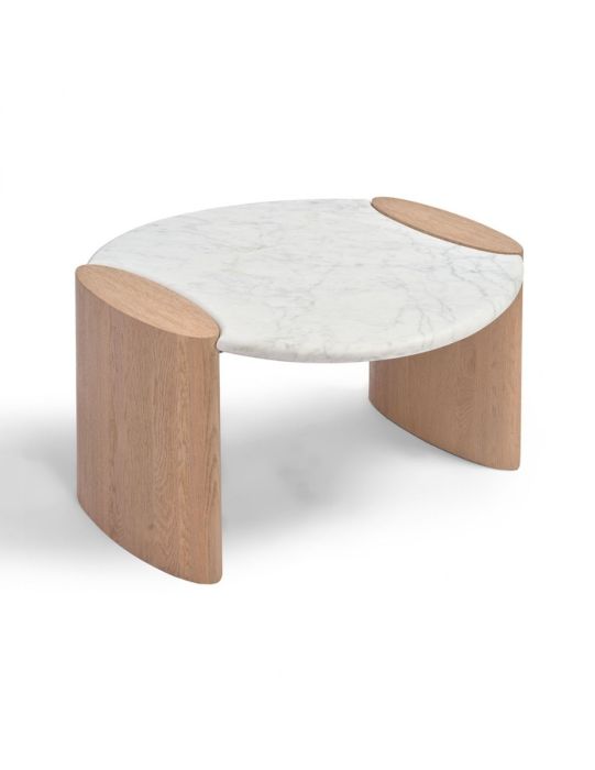 Mesa de centro nórdica moderna con sobre de mármol blanco y patas de madera de roble natural.