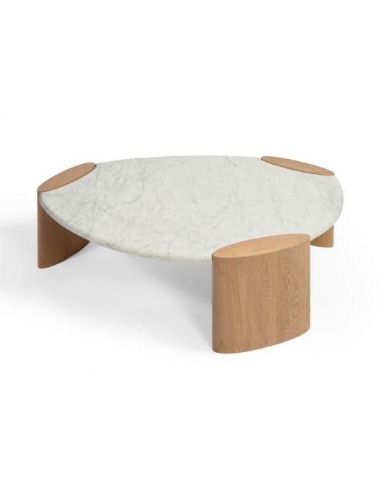 Mesa de centro nórdica moderna con sobre de mármol blanco y patas de madera de roble natural.