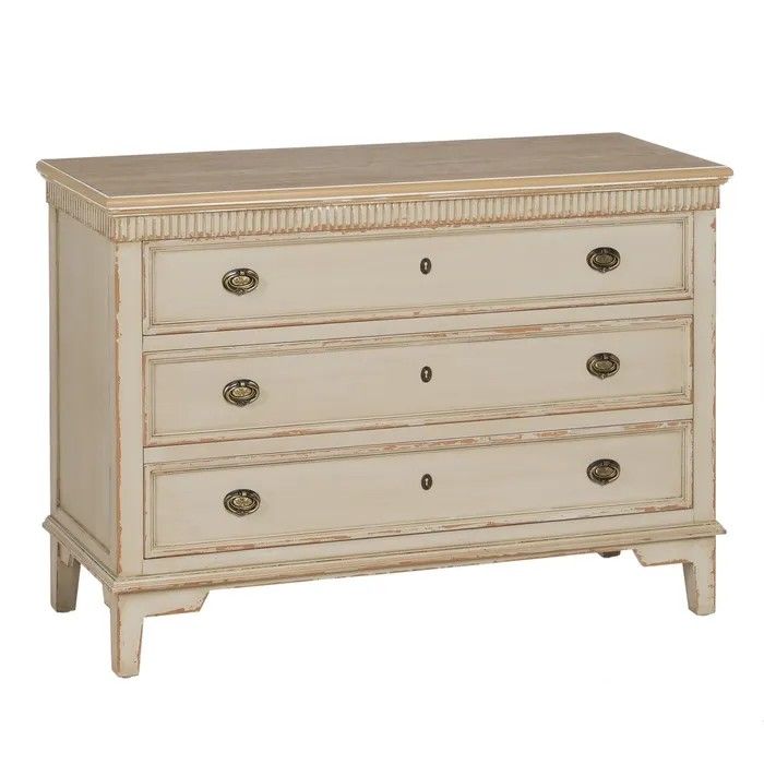 Cómoda provenzal en madera de abeto crema con sobre natural.
