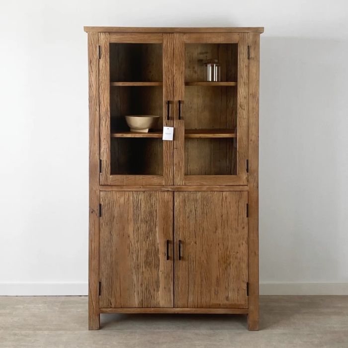 Vitrina en madera reciclada marrón y cristal.