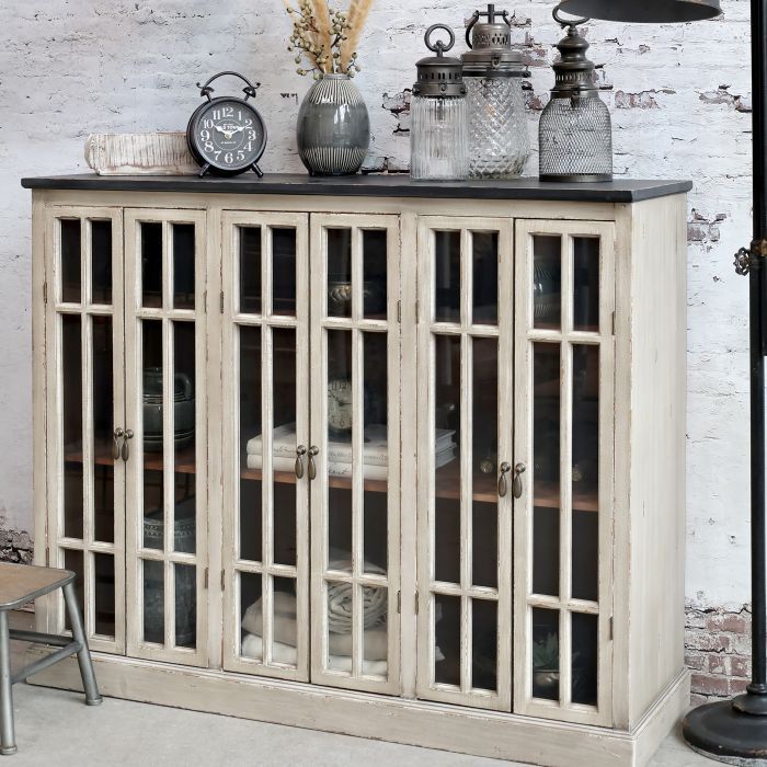 Vitrina en madera de pino, mdf crema y negro y puertas de cristal.