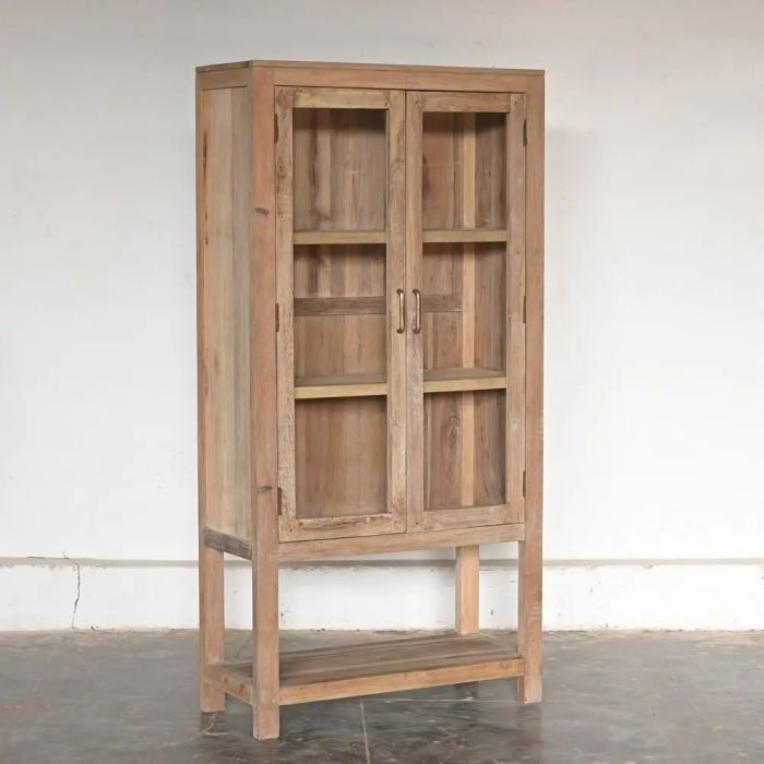 Vitrina en madera blanqueada y puertas de cristal.