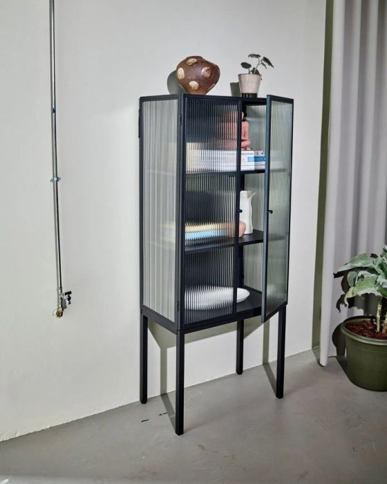 Vitrina en hierro negro y cristal templado 2 puertas.