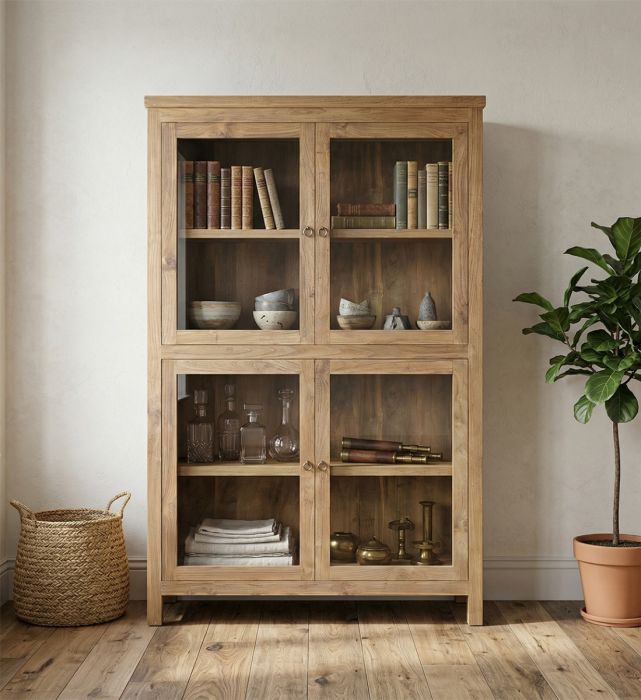 Vitrina en madera de teca natural con puertas de cristal.