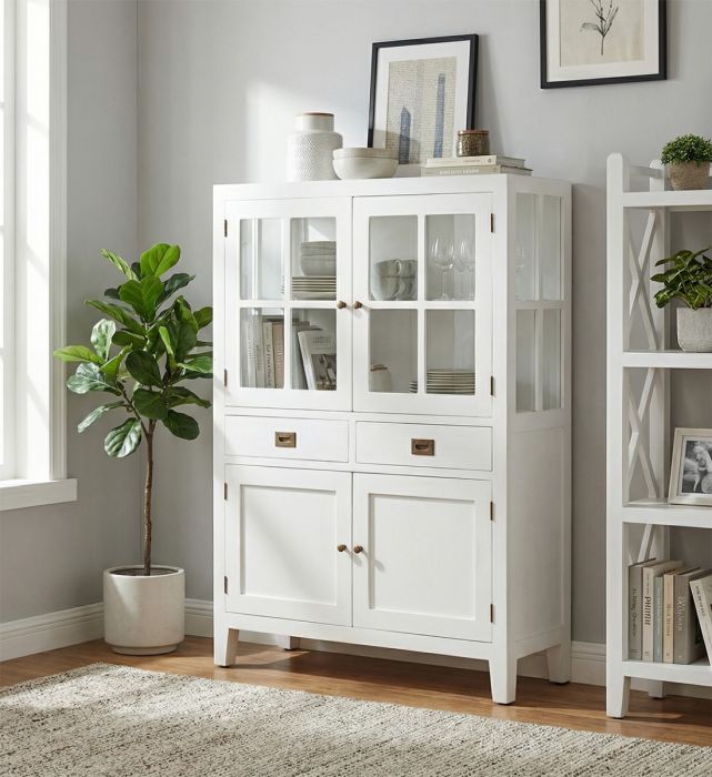 Vitrina en madera de mindi blanca con puertas de cristal y detalles en bronce.