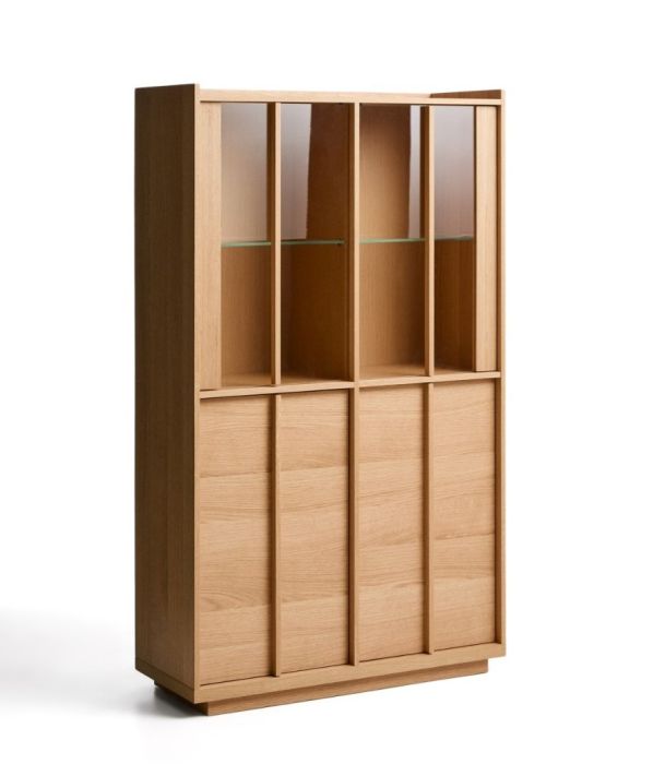 Vitrina en madera de roble natural y cristal.