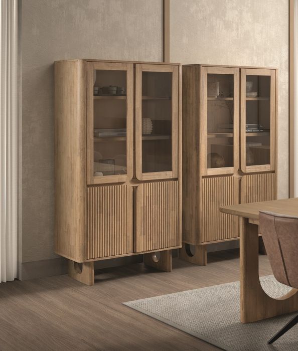 Vitrina en madera natural y puertas de vidrio.