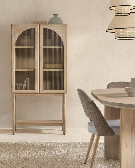 Vitrina en madera natural y puertas de vidrio.