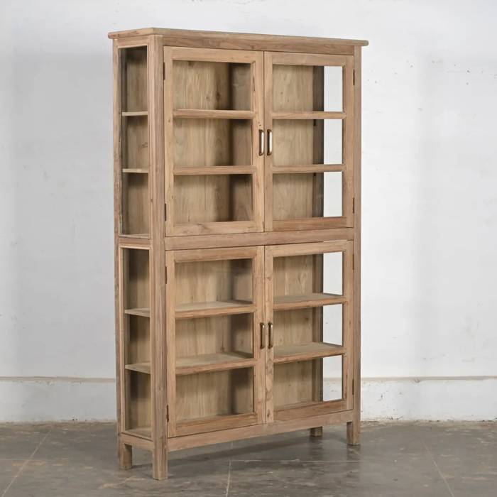 Vitrina en madera natural y puertas de cristal.