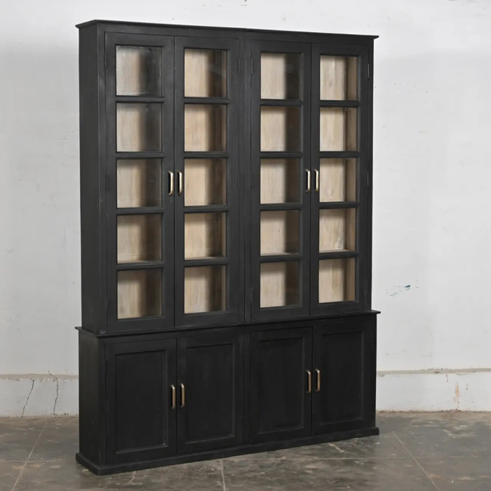 Vitrina en madera negra y puertas de cristal.