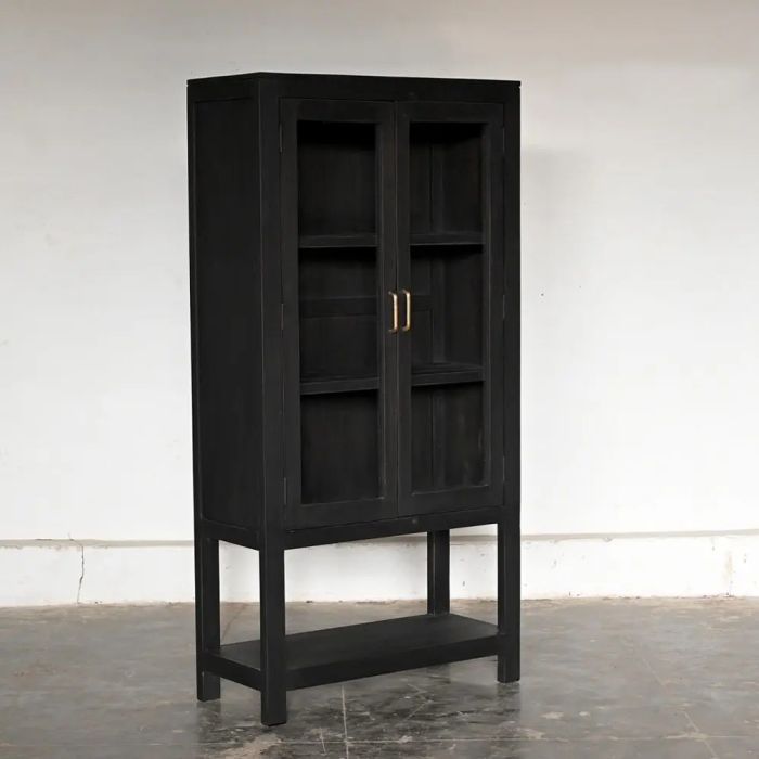 Vitrina en madera negra y puertas de cristal.