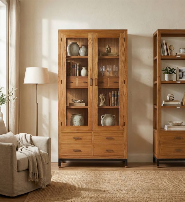 Vitrina en madera de mindi natural, metal negro y puertas de cristal.