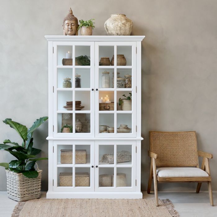 Vitrina en madera de álamo, chapa de madera blanca y vidrio.