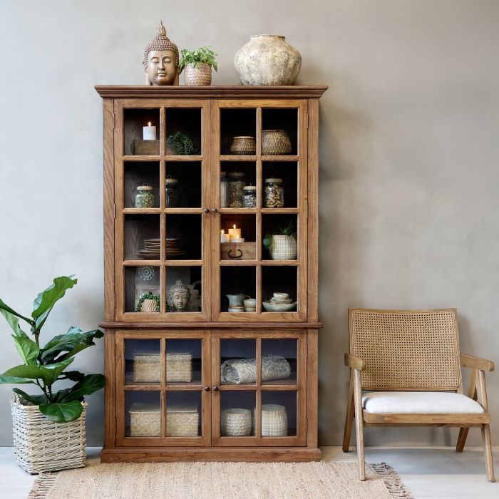 Vitrina en madera de álamo, chapa de madera marrón y vidrio.
