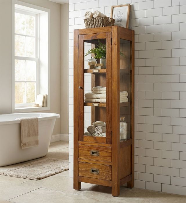 Vitrina en madera de mindi natural con puertas de cristal y detalles en bronce.
