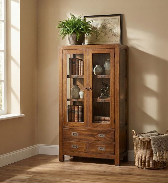 Vitrina en madera de mindi natural con puertas de cristal y detalles en bronce.