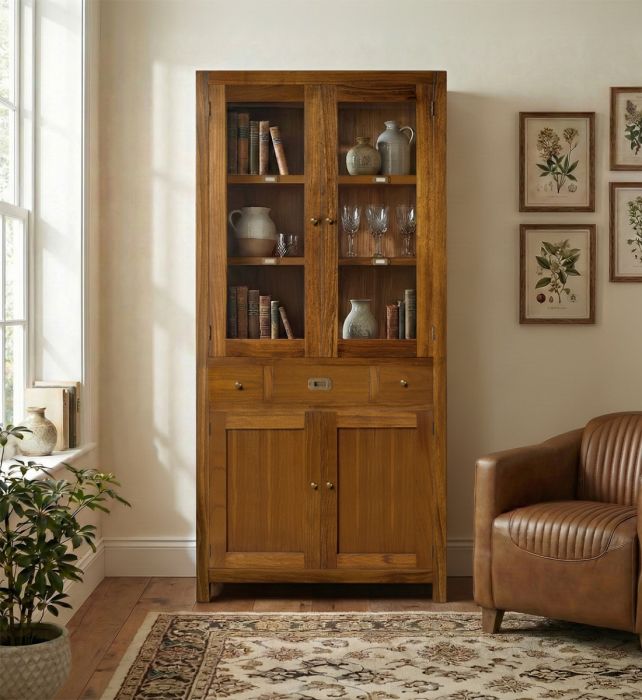Vitrina en madera de mindi natural y puertas de cristal.
