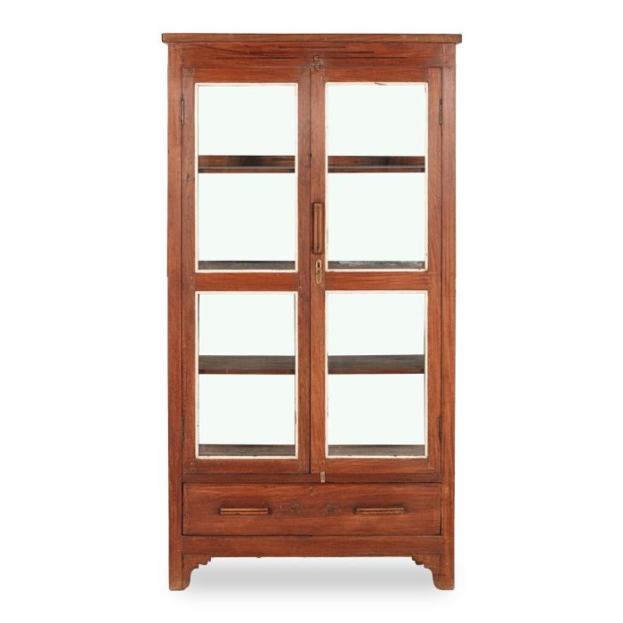 Vitrina antigua vintage en madera recuperada marrón y puertas de cristal.