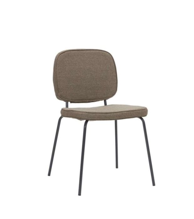 Silla industrial en tela arena oscura y metal negro.
