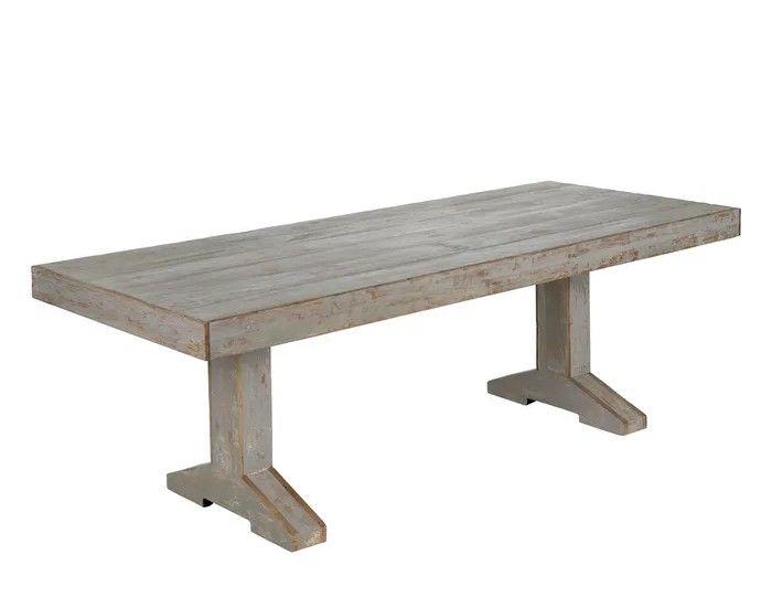 Mesa de comedor rústica en madera gris desgastada.