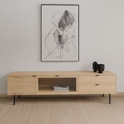 Mueble de TV nórdico en madera de roble y chapado de roble natural con tiradores en metal negro.