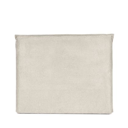 Cabecero moderno en madera tapizada en suave tejido beige.