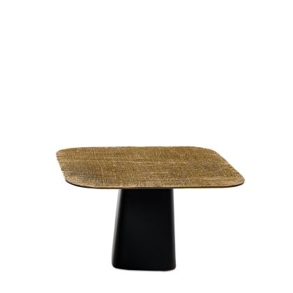 Mesa de centro art decó en aluminio dorado y base metálica en negro.