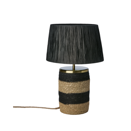 Lámpara de mesa étnica con pantalla de rafia y base de fibras marinas negro y natural y metal dorado.