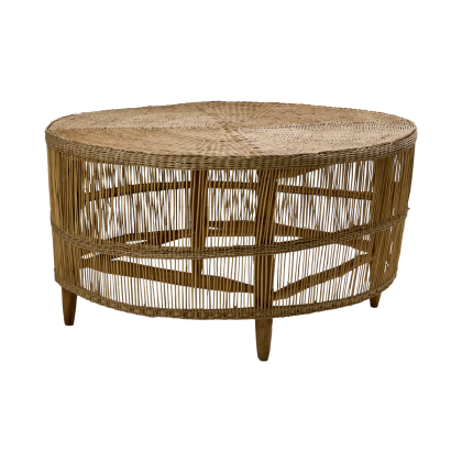 Mesa de centro tropical con estructura de madera y ratán natural.