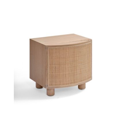 Mesita de noche nórdica en madera de roble y frontal de ratán natural.