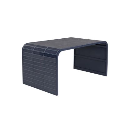 Mesa de centro moderna en hierro recubierto por azulejos color azul.