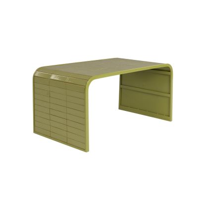 Mesa de centro moderna en hierro recubierto por azulejos color verde.