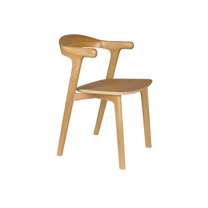 Silla nórdica en madera de roble y madera contrachapada natural.