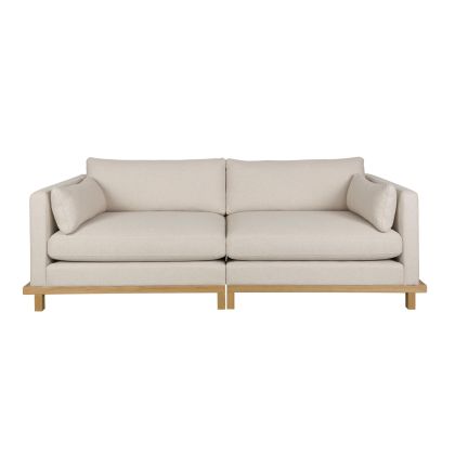 Sofá nórdico moderno con base de madera de roble arena tapizado en tela color crema.