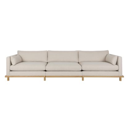 Sofá largo nórdico moderno con base de madera de roble arena tapizado en tela color crema.