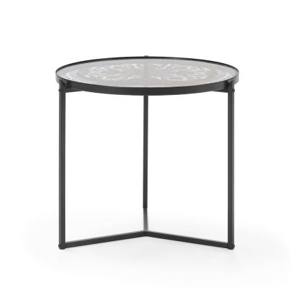 Mesa de centro industrial moderno en metal negro con detalles en dorado y sobre de cristal.