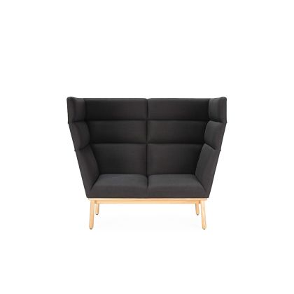 Sofá de diseño moderno en madera natural tapizado en tejido gris oscuro.