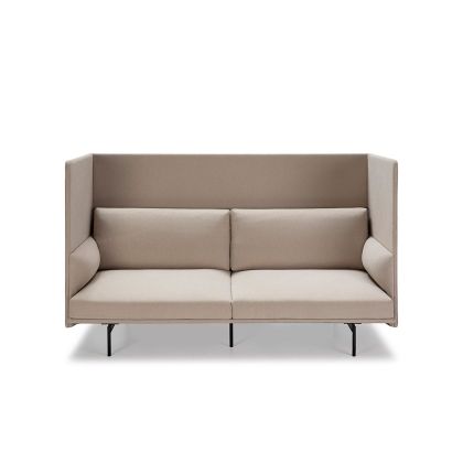 Sofá de diseño moderno en metal negro tapizado en tela color crema.