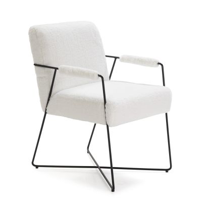 Sillón nórdico moderno en metal negro tapizado en lana blanca.