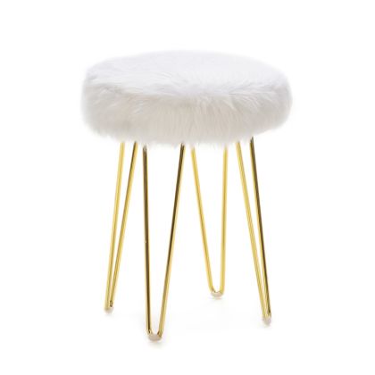Taburete art decó en metal dorado con asiento de tela blanca.
