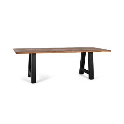 Mesa de comedor industrial en madera de acacia natural y patas de metal negro.