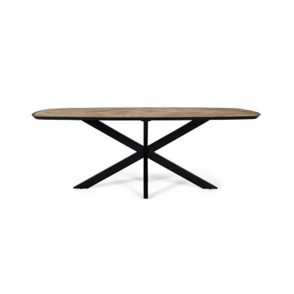 Mesa de comedor industrial en madera natural y base de hierro negro.