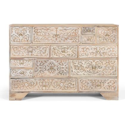 Aparador o cómoda vintage en madera de mango blanco decapado y tiradores metálicos en dorado.