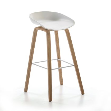 Taburete alto en madera natural con asiento de acrílico blanco y reposapiés de metal.