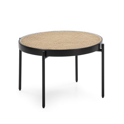 Mesa de centro étnico con sobre de ratán natural y estructura de metal negro.