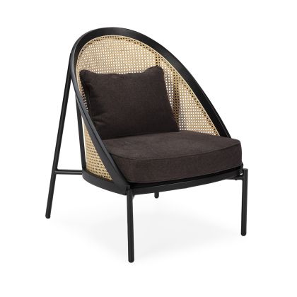 Sillón étnico con estructura de metal negro, respaldo de ratán natural y asiento de tela marrón.