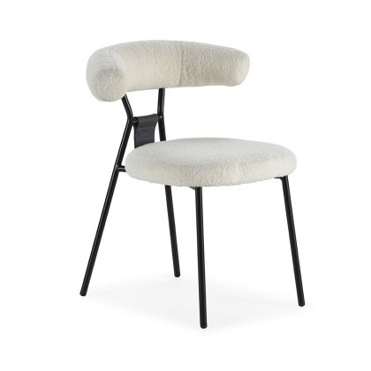 Silla moderna con estructura de metal negro tapizado en tela suave color blanco.