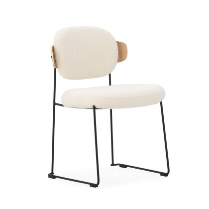 Silla nórdica moderna tapizada en tela bouclé blanca, con respaldo de chapa de roble natural y estructura de metal negro.